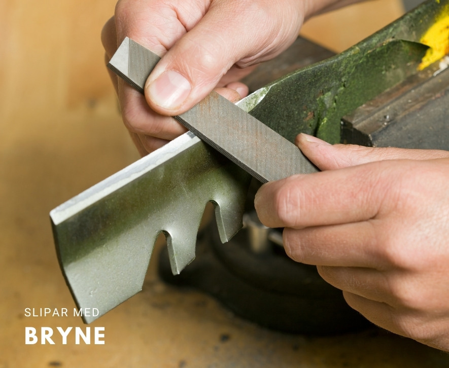 Manuell slipning av knivbladet på gräsklipparen